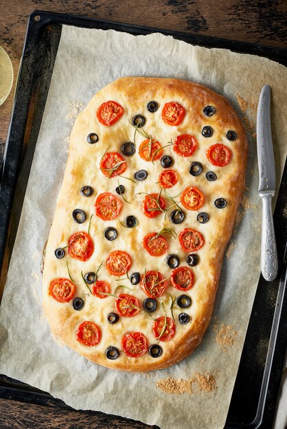 Focaccia con tomate y aceitunas