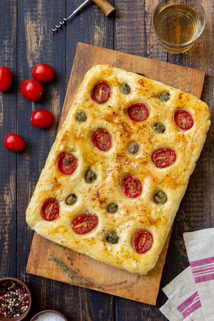 Focaccia con tomates y aceitunas. Comida vegetariana. Comida italiana.