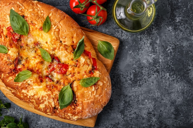 Focaccia con tomates y hierbas