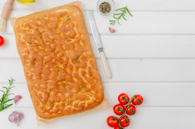 Focaccia tradicional italiana con romero, ajo, sal marina y aceite de oliva o