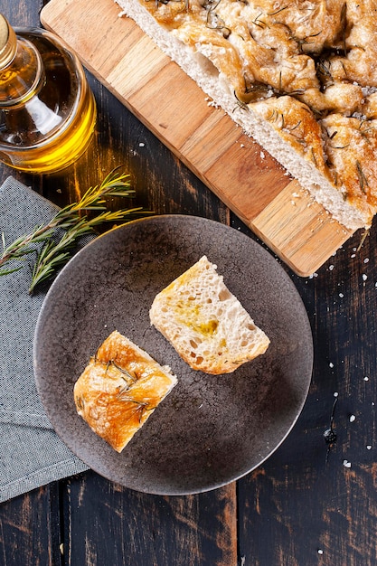 Foto focaccia tradicional italiana con romero y sal gruesa focaccia de pan casero