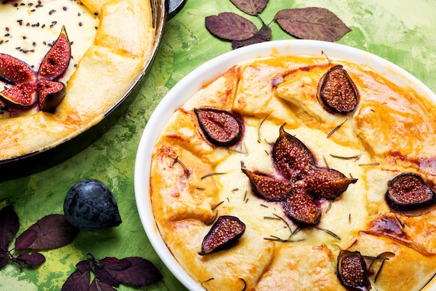 Foto focaccia de verano italiano con higos.