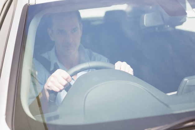 Focada homem sentado ao volante