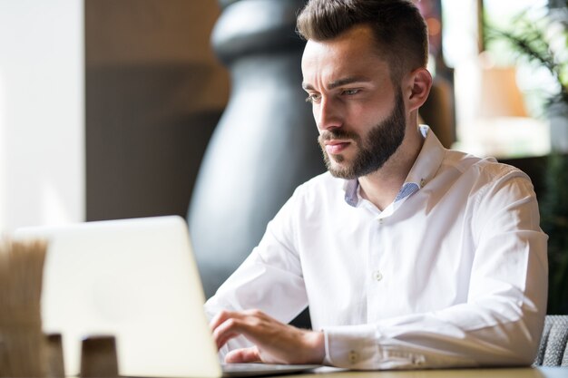 Focado empresário trabalhando no escritório