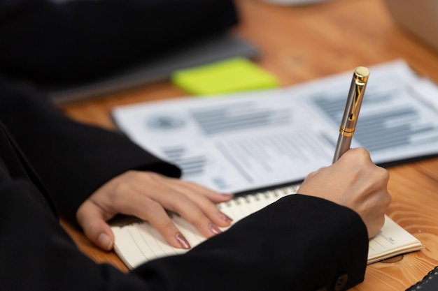 Foco aproximado no painel de BI com trabalhador de escritório no escritório de harmonia