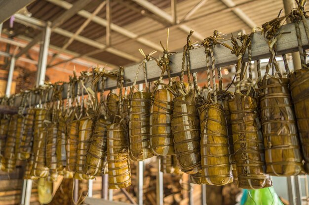 Foco bolo de arroz pegajoso vietnamita bolo tet pendurado nas prateleiras depois de comida tradicional vietnamita cozida para o ano novo, a comida mais importante do ano novo lunar vietnamita Tet