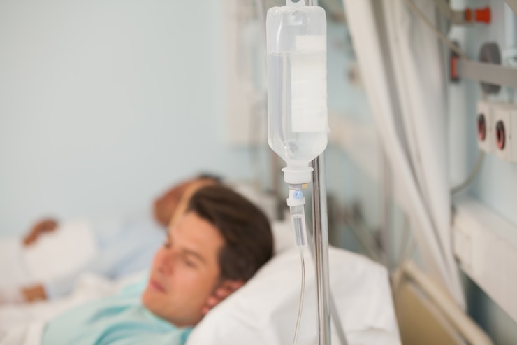 Foto foco disparado em um gotejamento e suporte intravenoso