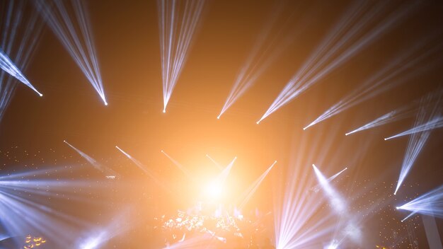 Foco de escenario con rayos laser. Fondo de iluminación de concierto