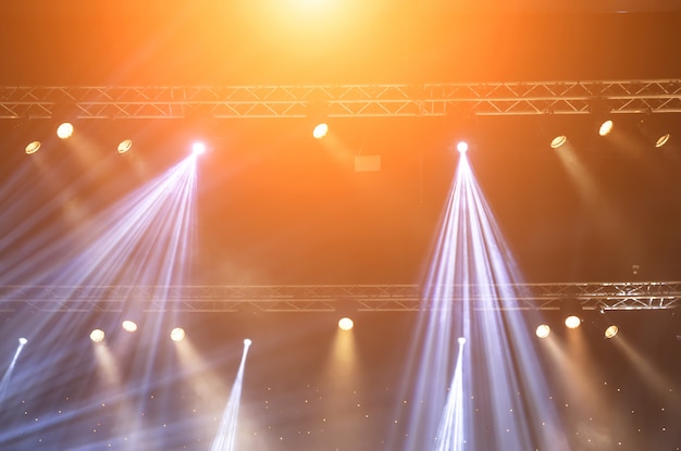 Foco de escenario con rayos laser. fondo de iluminación de concierto