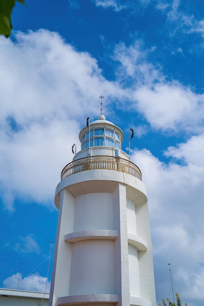 Foco farol branco em Vung Tau O local turístico mais visitado na cidade de Vung Tau e famoso farol capturado com céu azul e nuvens