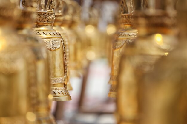 Un foco Golden campana colgando en el templo.