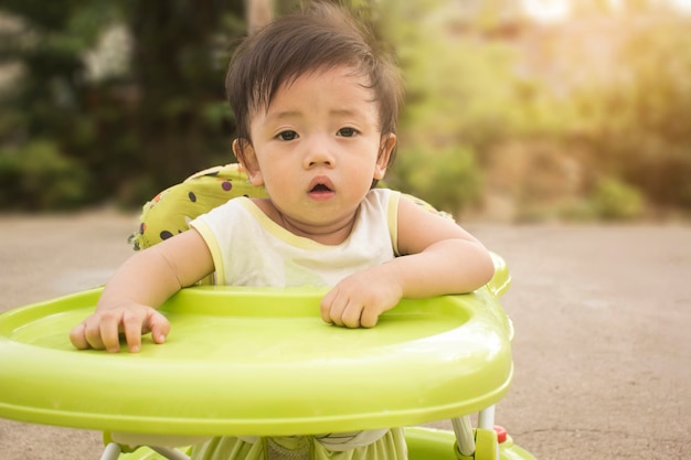 Foco macio, menino asian, sentando, ligado, um, cadeira bebê