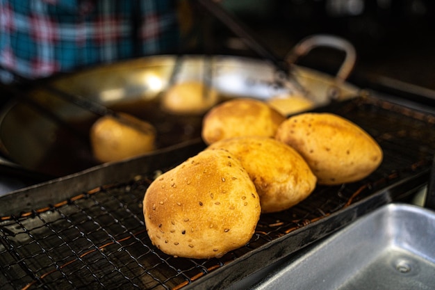 Foco mulher amassando massa para rosquinha oca vietnamita Eles são feitos de água de farinha de arroz