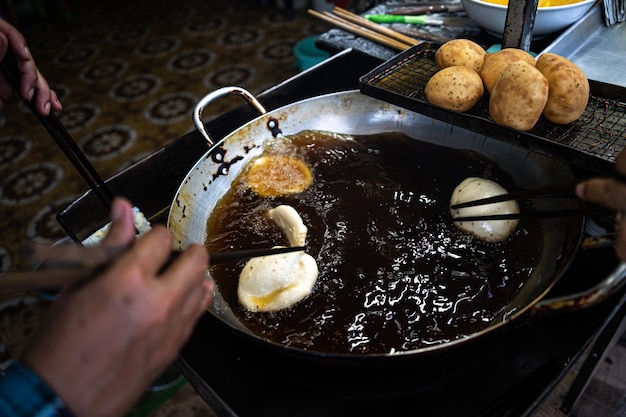 Foco mulher amassando massa para rosquinha oca vietnamita Eles são feitos de água de farinha de arroz