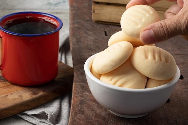 Foto foco no tradicional biscoito de nata brasileiro