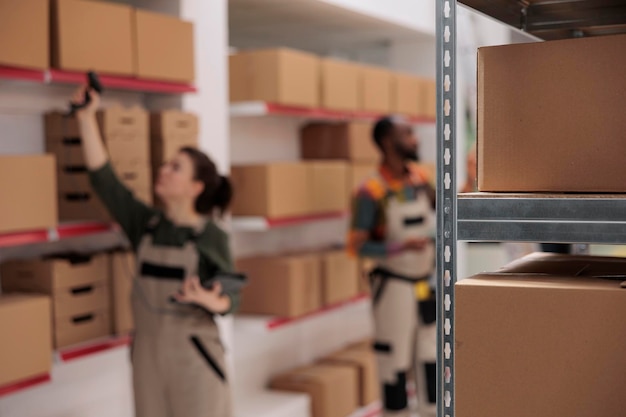 Foco selectivo de las cajas de cartón en los estantes