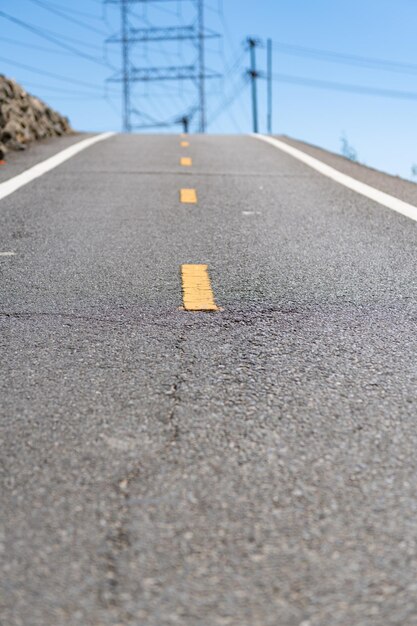 Foco selectivo de la carretera vacía con marca de línea