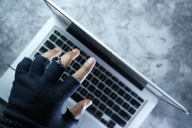 Foco selectivo concepto de cibercrimen hacker robo de datos a mano