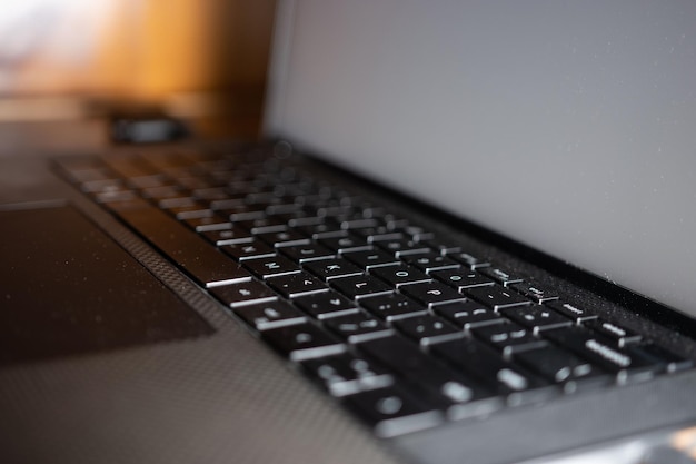 Foco selectivo en un teclado de portátil negro y una pantalla de apagado un concepto de una comunicación