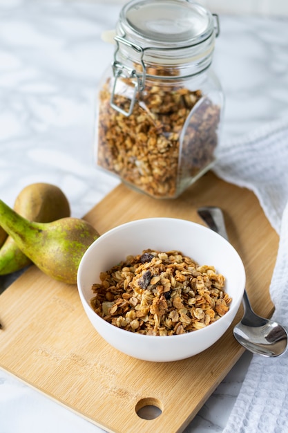 Foco seletivo, café da manhã saudável, muesli natural