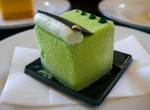 Foco seletivo close up matcha chá verde cheesecake japonês na mesa, doce sobremesa