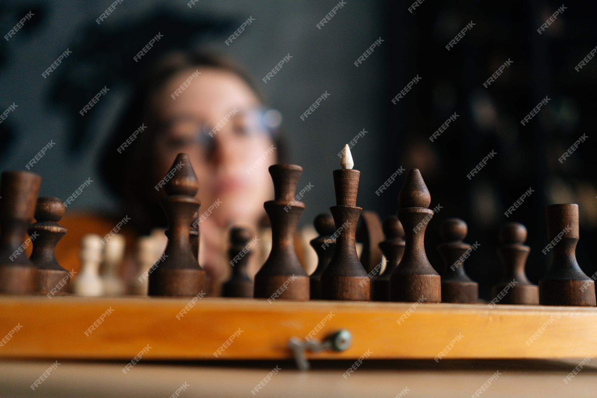 Mãos de close-up de jogador de xadrez barbudo irreconhecível realizando  movimento com peça de peão no tabuleiro de xadrez de madeira, foco  seletivo. aproximação da execução do jogo de xadrez de tabuleiro