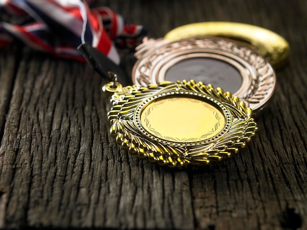 Foto foco seletivo da medalha de ouro no fundo de madeira