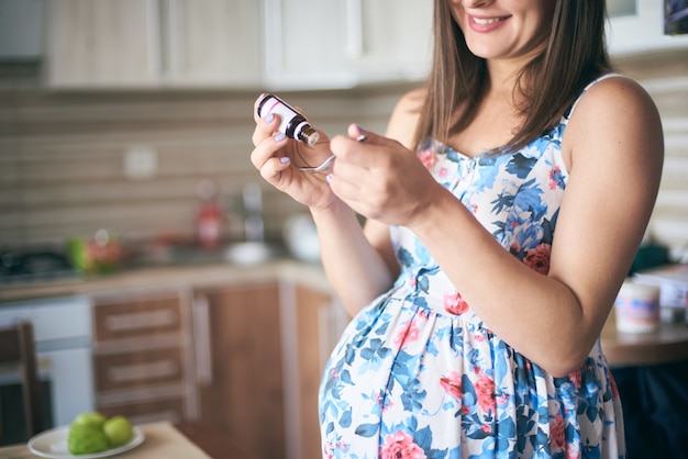 Foto foco seletivo da medicina nas mãos de gestantes