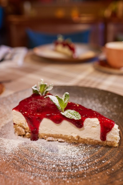 Foco seletivo de cheesecake de morango fresco na borda superior frontal do bolo