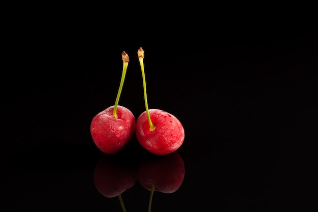 Foco seletivo de close up de duas cerejas congeladas
