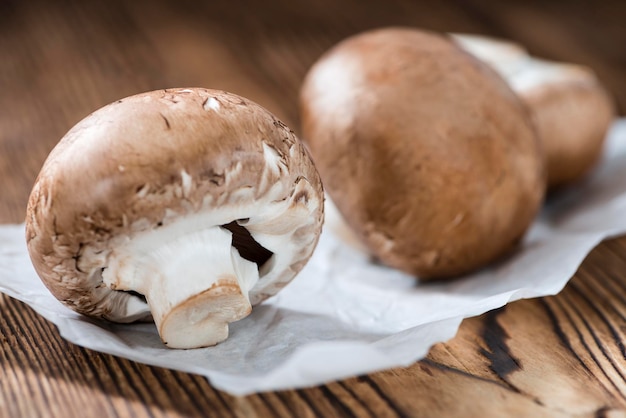 Foco seletivo de cogumelos frescos