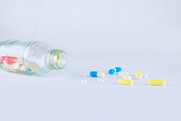 Foco seletivo de comprimidos de cápsulas de antibióticos em fundo desfocado Conceito de resistência a medicamentos Uso de antibióticos com razoável Fundo de farmácia de farmácia Indústria farmacêutica Farmacêutica