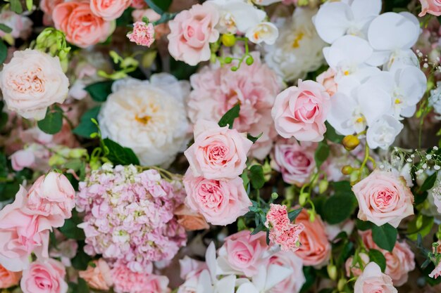 Foco seletivo de decoração de flores de casamento foco suave de flor branca