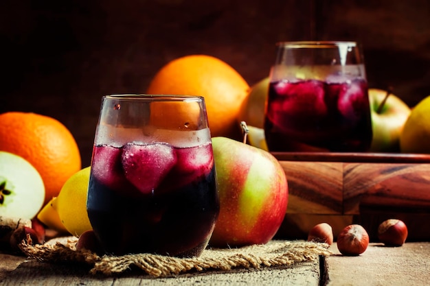 Foco seletivo de sangria de frutas frias