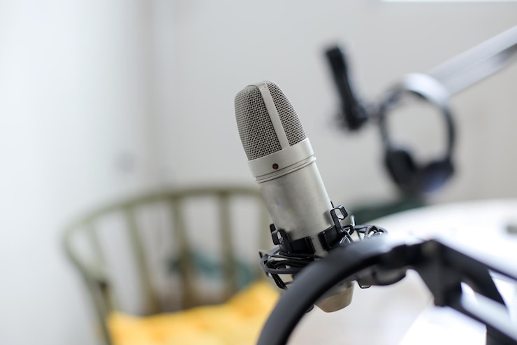 Foto foco seletivo do equipamento de podcast em sala vazia pronto para ser usado para streaming online