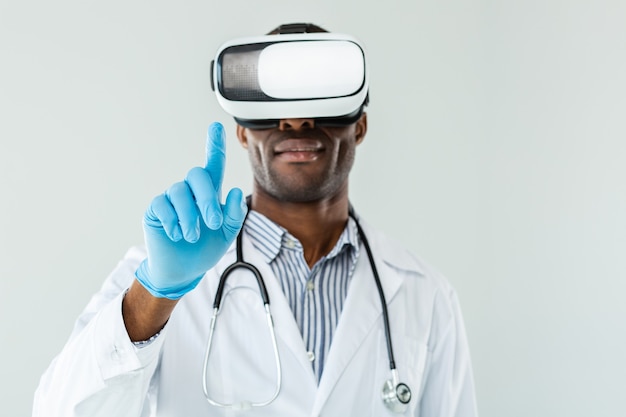 Foco seletivo do médico profissional dando um toque enquanto testa os óculos de realidade virtual