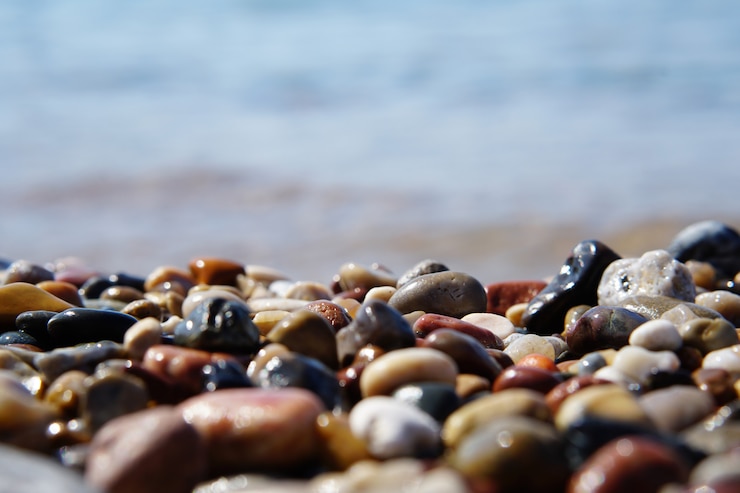 Foto foco seletivo em alguns seixos de uma praia