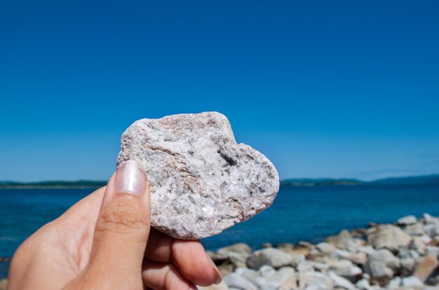 Foto foco seletivo. lindas pedras. granito e quartzo.