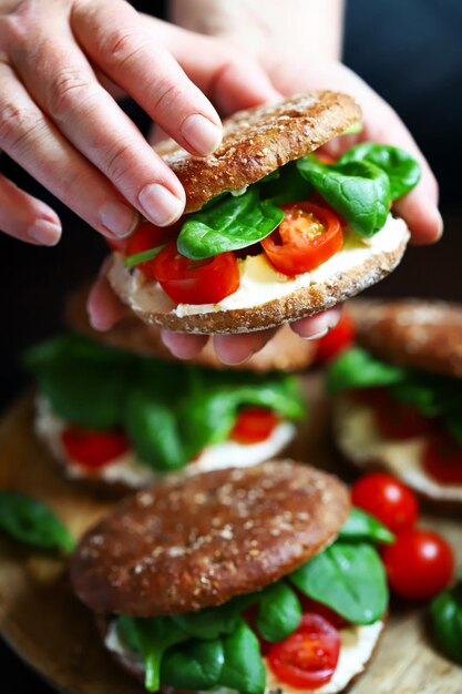 Foco seletivo macro sanduíches saudáveis com tomates de espinafre e queijo filadélfia deliciosa alimentação saudável dieta ceto