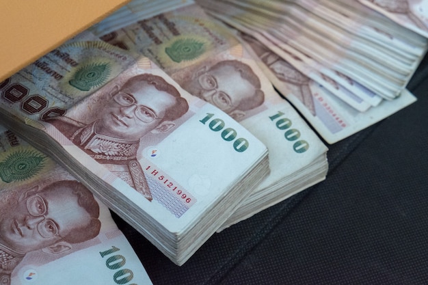 Foco seletivo. muitos da nota tailandesa em fundo preto, dinheiro tailandês em fundo preto