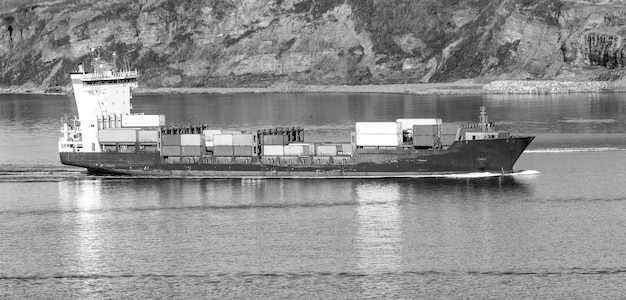 Foco seletivo no grande navio porta-contêineres e no mar azul