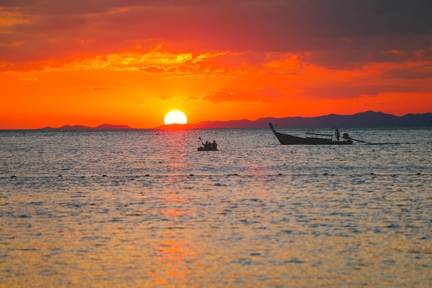 Foto foco seletivo no sol durante o pôr do sol no mar