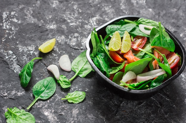 Foco seletivo Salmão Salada verde fresca com espinafre