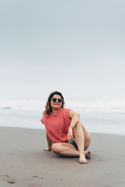 Foco seletivo: uma imagem vertical de uma mulher com óculos de sol