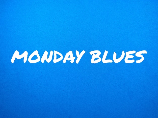 Foco seletivoWord MONDAY BLUES no fundo azul