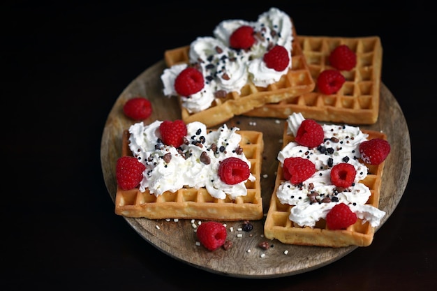 Foco suave Macro waffles franceses com creme e framboesas frescas