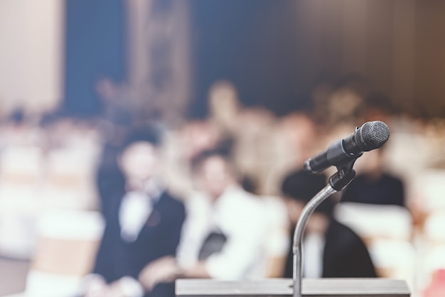 Foco suave del micrófono de cabeza en el escenario de una reunión de negocios o evento