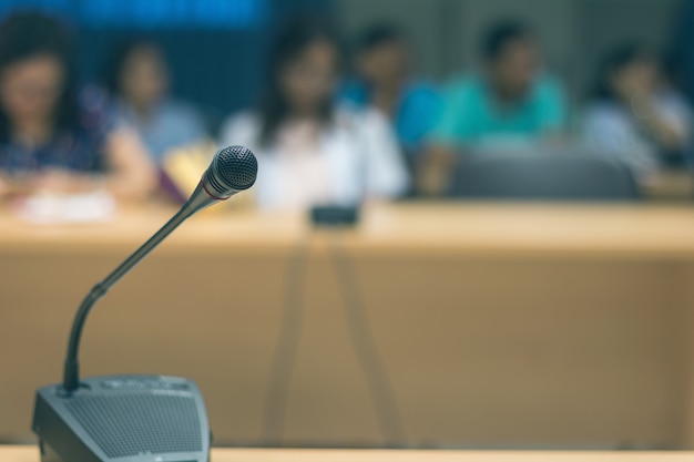 Foco suave de micrófonos en la sala de conferencias