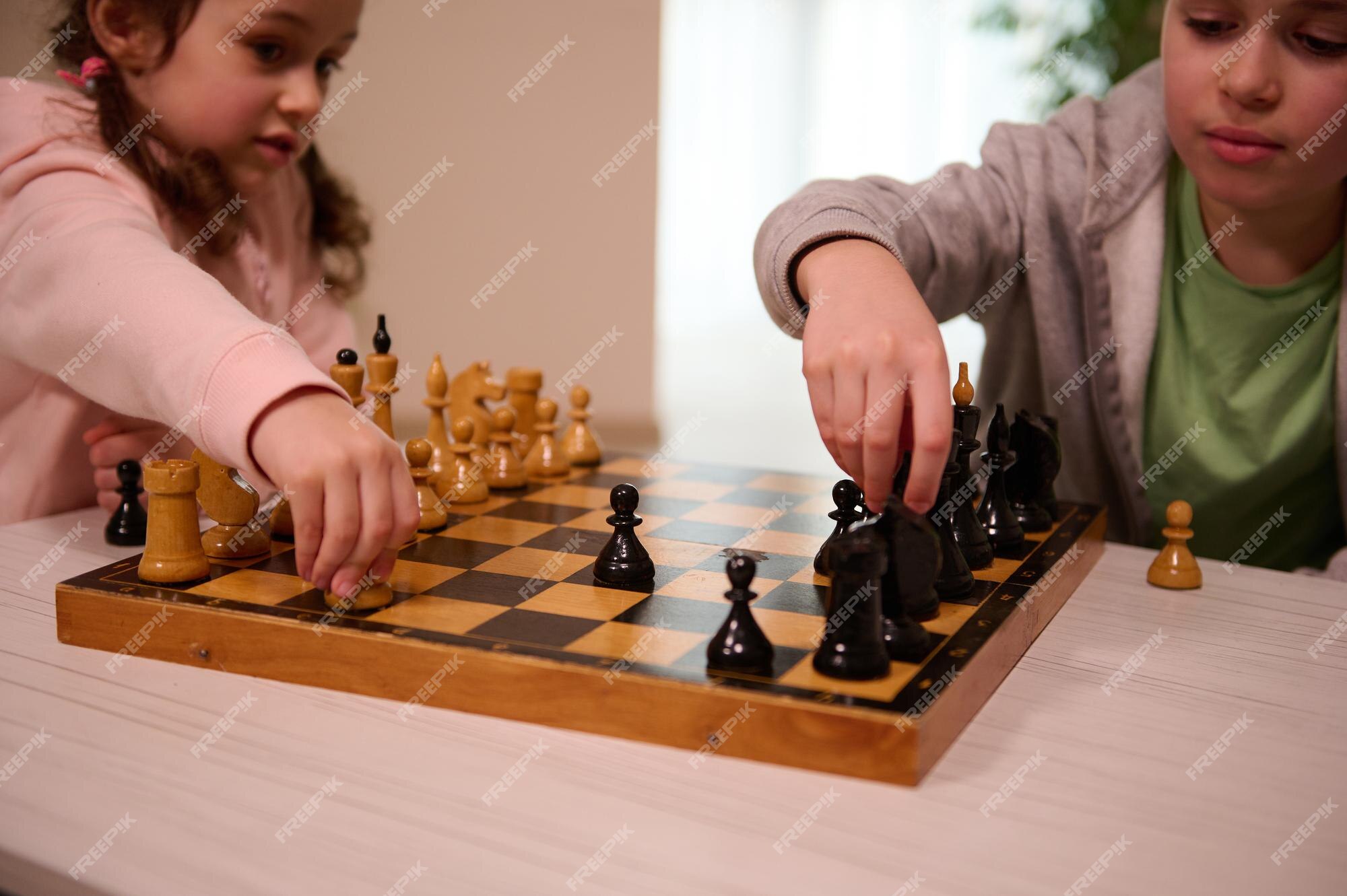 Jogar Xadrez Como Uma Maneira De Se Divertir Enquanto Fica Em Casa Com Sua  Família Imagem de Stock - Imagem de tabuleiro, arremesso: 179099681