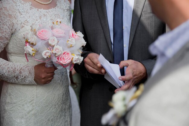 Foco superficial de um casal adulto se casando durante uma cerimônia de casamento